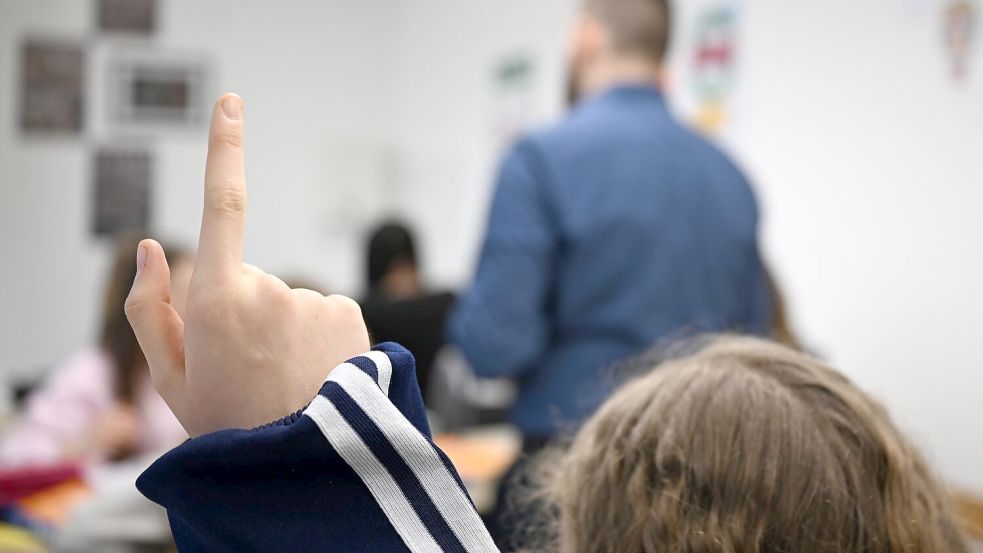 Nicht immer melden sich Schüler so brav: Immer mehr Lehrkräfte nehmen das Verhalten im Klassenzimmer als Belastung wahr. (Symbolbild) Foto: Bernd Weißbrod