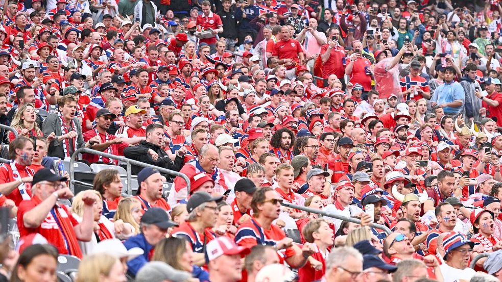 Norwegens Fans zeigten erneut ihre Ruder-Choreografie. Foto: Tom Weller/dpa