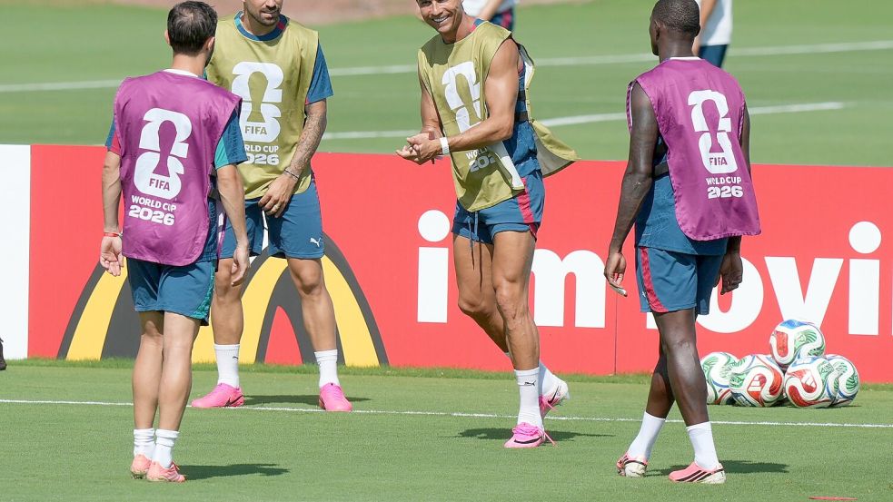 Cristiano Ronaldo und seine Mitspieler beim Training der Portugiesen. Foto: Marta Lavandier