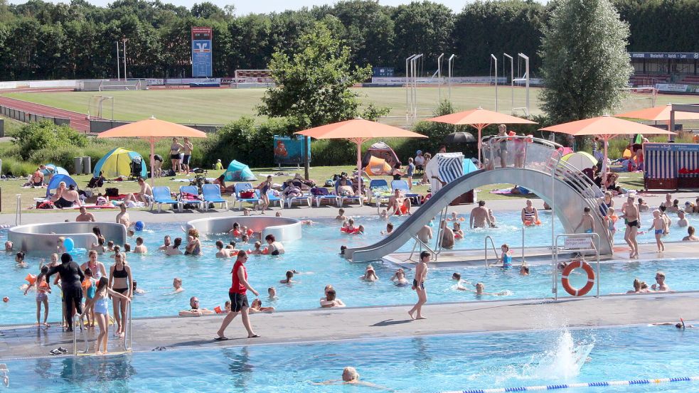 Im Auricher Freibad findet man bei sommerlichen Temperaturen Abkühlung. Foto: Archiv/Romuald Banik