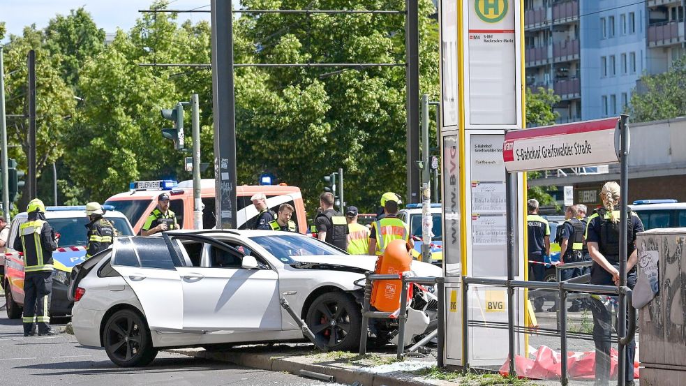Ein schwerer Unfall an einer Straßenbahnhaltestelle hat einen großen Einsatz von Polizei und Feuerwehr ausgelöst. Foto: Jens Kalaene
