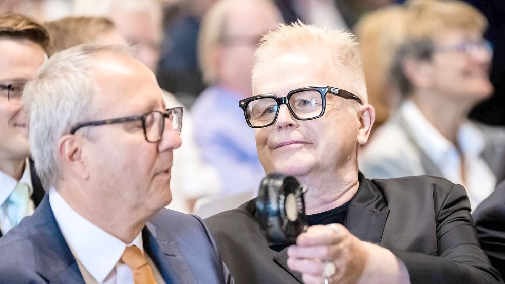 Es war warm bei der Verleihung: Herbert Grönemeyer hielt Andreas Voßkuhle, ehemaliger Präsident des Bundesverfassungsgerichts und Senatspräsident der Deutschen Nationalstiftung, daher einen Handventilator hin. Foto: Christoph Soeder/dpa