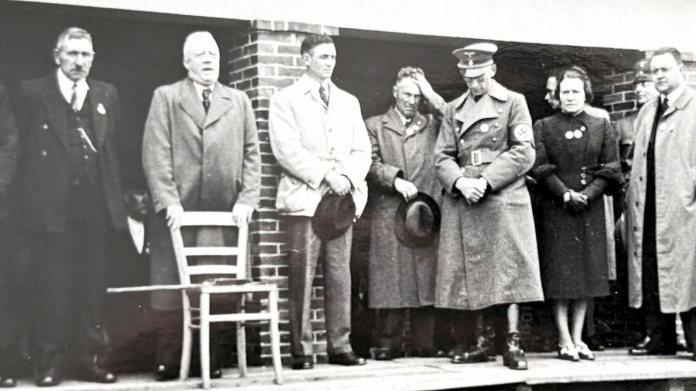 Der Wiesmoorer Kraftwerksdirektor Jan Hinrichs (Mitte, helle Jacke) 1937 bei der Einweihung des Ehrenmals an der zentralen Kreuzung in Wiesmoor. Foto: Nicole Böning