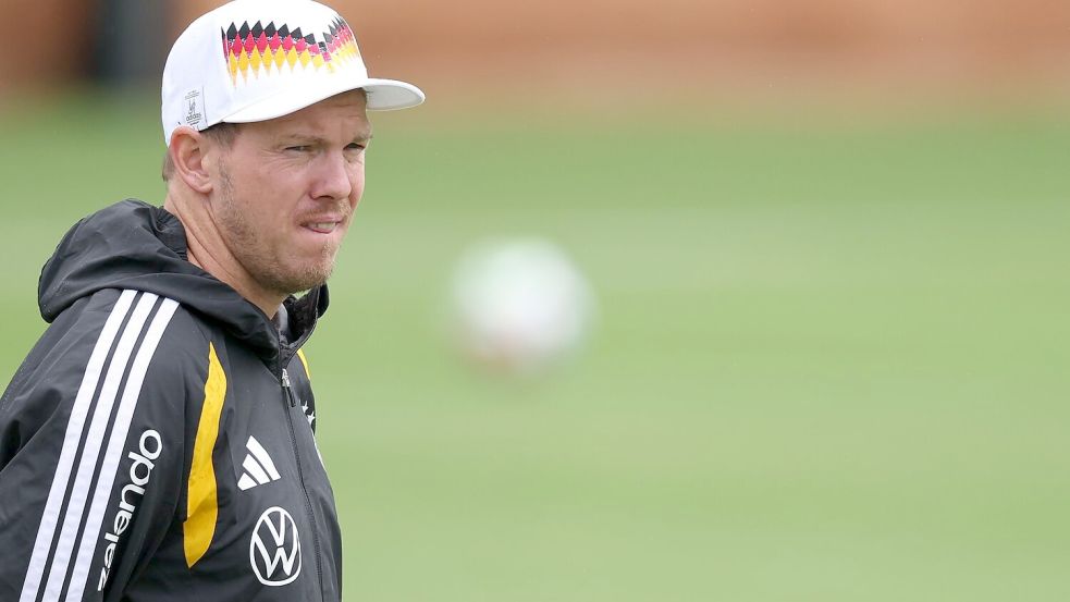 Julian Nagelsmann schaut beim DFB-Training ganz genau hin. Foto: Jan Woitas/dpa