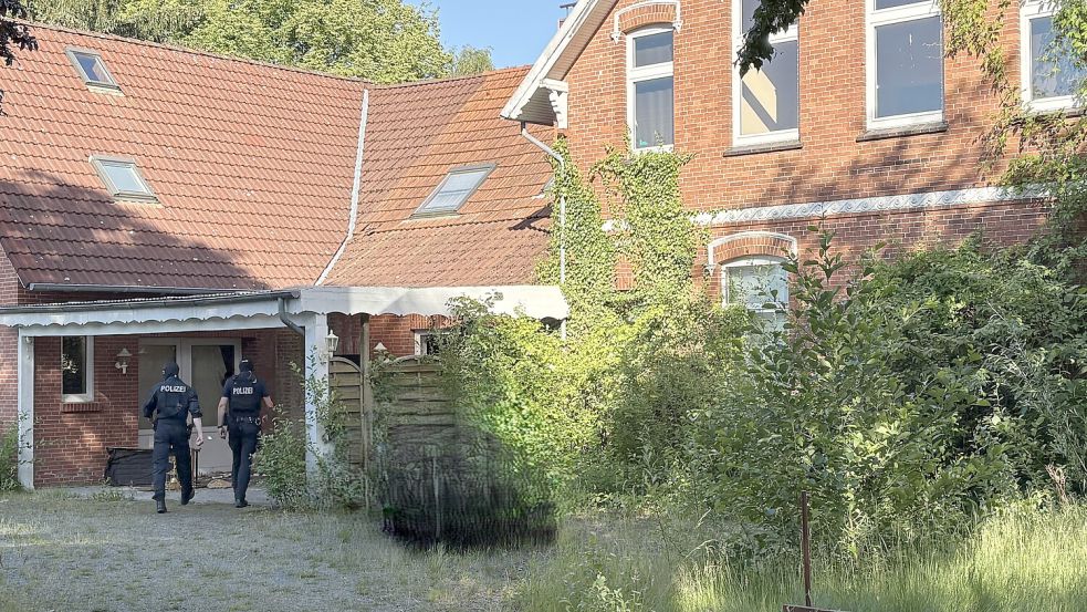 Die Polizei war am Dienstagabend am Grünen Weg im Einsatz. Wie eine Polizeisprecherin auf Nachfrage sagte, steht der Einsatz im Zusammenhang mit dem versuchten Tötungsdelikt. Auf Wunsch der Polizeibeamten wurde ein Bereich des Fotos unkenntlich gemacht – dort stand ein Einsatzwagen. Foto: Karin Böhmer