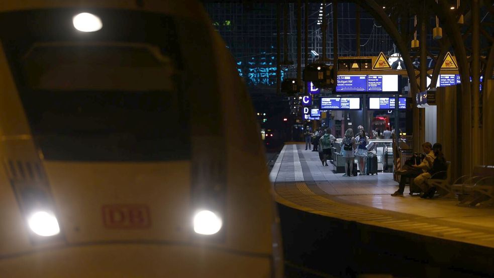 Bundesweit standen am Abend die Züge still. Foto: Rolf Vennenbernd/dpa