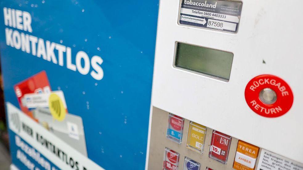 An fast 200.000 Zigarettenautomaten in Deutschland wird nach Angaben von Euro Kartensysteme beim Bezahlen mit der Girocard geprüft, ob der Käufer oder die Käuferin wie erforderlich volljährig ist. (Symbolbild) Foto: Jan Woitas