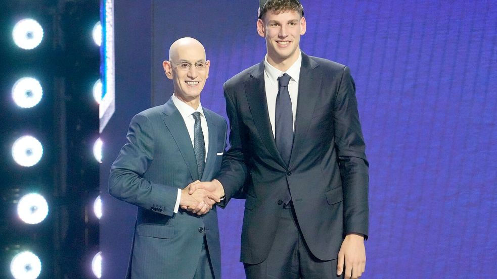 NBA-Commissionar Adam Silver (l) gratuliert Hannes Steinbach. Foto: Yuki Iwamura