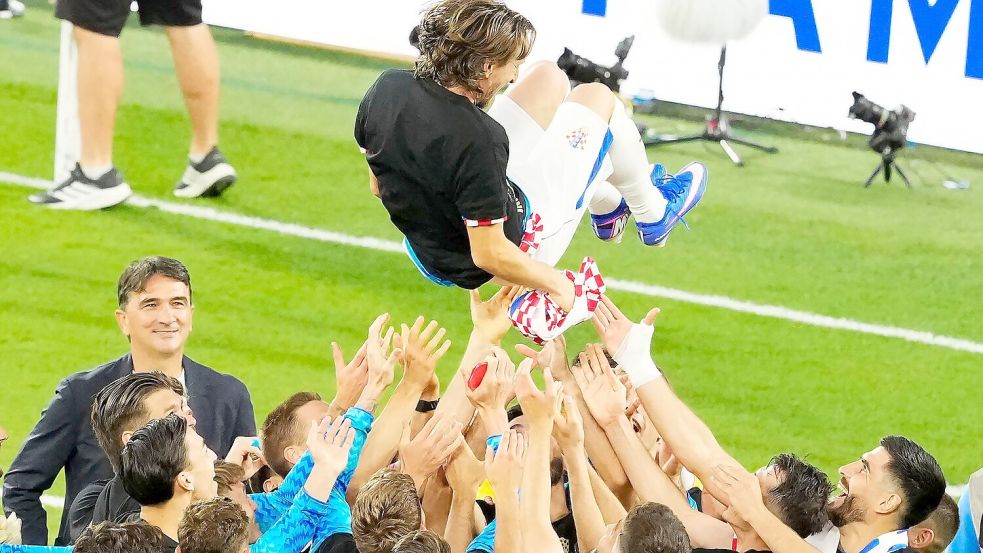 Luka Modric wurde von seinen Teamkollegen für sein 200. Länderspiel gefeiert. Foto: Chris Young