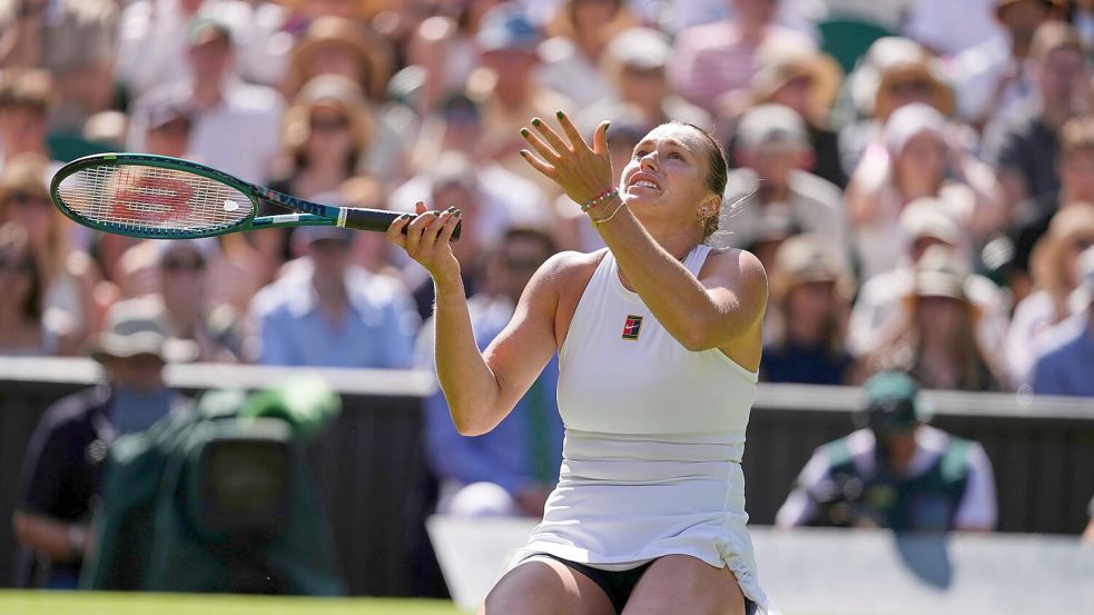 Wimbledon war noch nicht ihr Turnier: Der Titel fehlt Aryna Sabalenka noch. (Archivbild) Foto: Kirsty Wigglesworth/AP/dpa