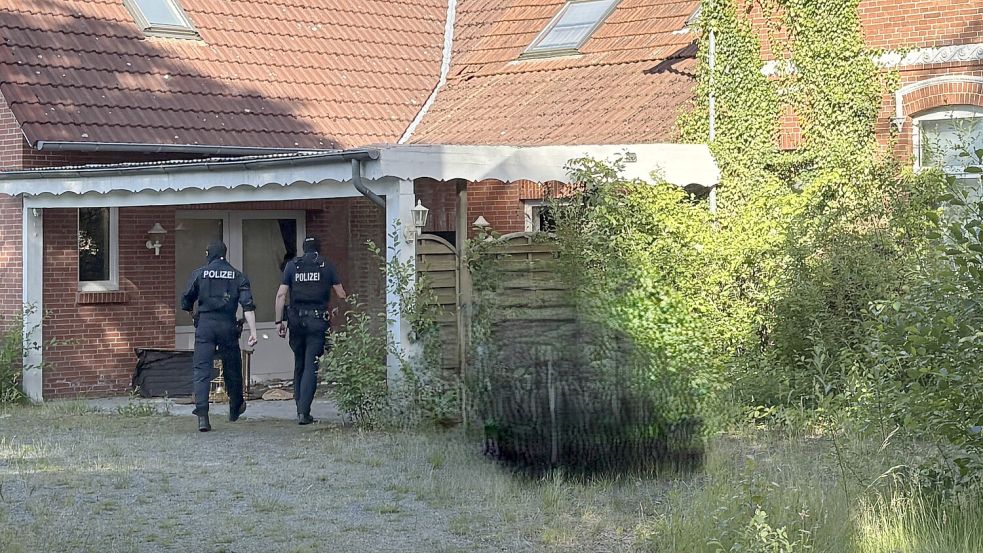 Die Polizei war am Dienstagabend am Grünen Weg im Einsatz. Wie eine Polizeisprecherin auf Nachfrage sagte, steht der Einsatz im Zusammenhang mit dem versuchten Tötungsdelikt. Auf Wunsch der Polizeibeamten wurde ein Bereich des Fotos unkenntlich gemacht – dort stand ein Einsatzwagen. Foto: Karin Böhmer