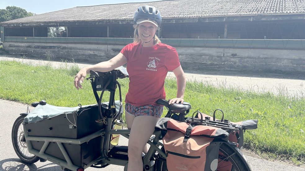 Dr. Vanessa Plate ist mit einem Lastenrad als Fahrradengel auf der Strecke unterwegs. Foto: Tabea Lüders