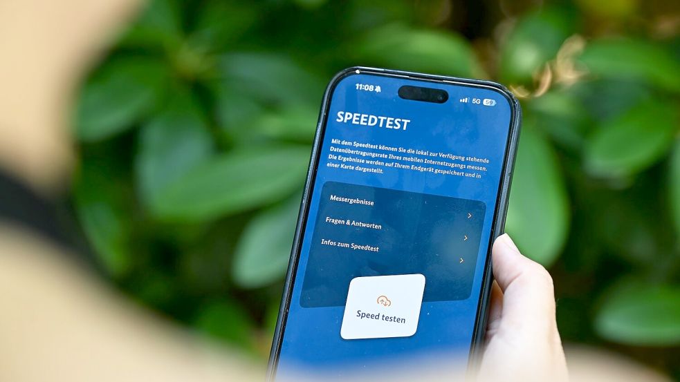 Die Handynutzer sollen in den kommenden Tagen möglichst häufig ihr Handy zücken, um mit der App Mobilfunk-Check Tests zu machen. Foto: Wolf von Dewitz/dpa