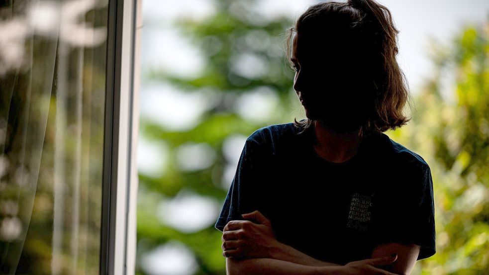 Laut der Statistik leben Frauen etwas häufiger alleine als Männer. (Symbolbild) Foto: Fabian Sommer