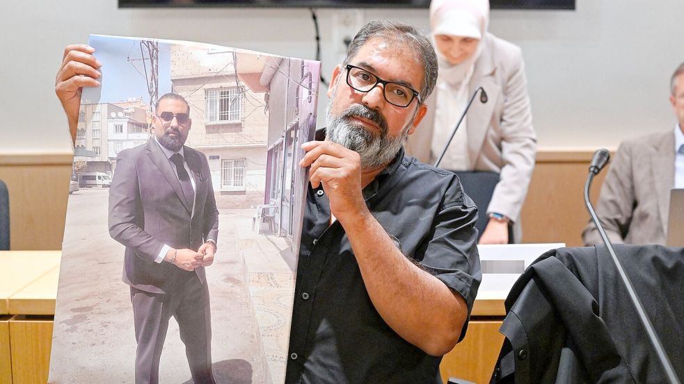 Zur Prozesseröffnung zeigten die Angehörigen ein Foto des Opfers. Foto: Uwe Anspach
