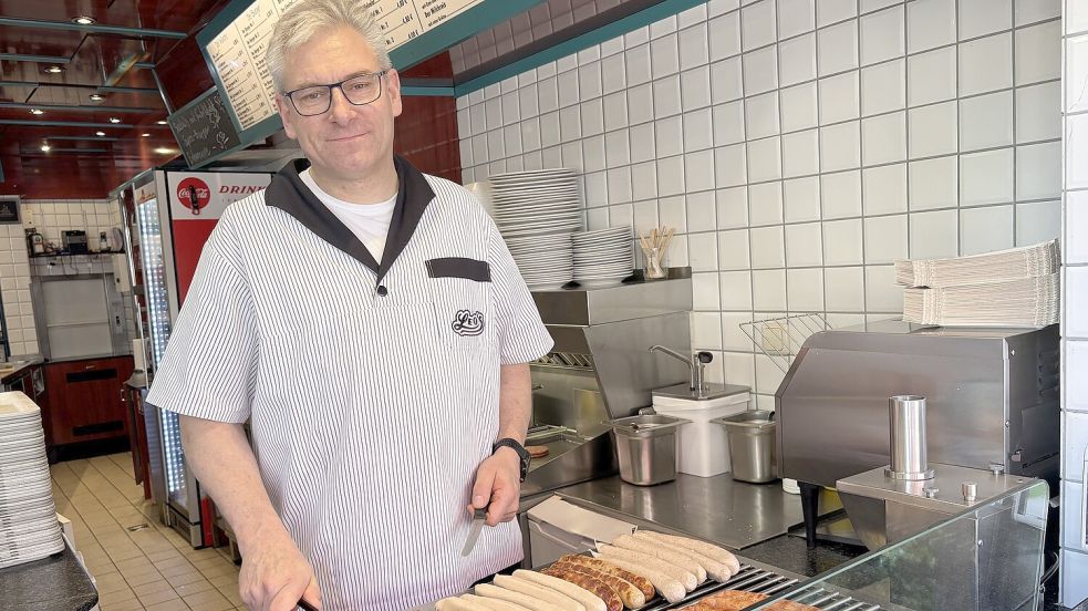 Leszek Nowakowski dreht bei „Leo‘s Grill“ in der Burgstraße die Würstchen – egal bei welchen Temperaturen. Foto: Mieke Matthes