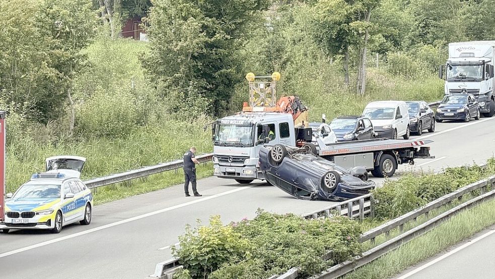 Mit einem Kran muss das Auto von der Fahrbahn der A 28 gehoben werden. Foto: privat