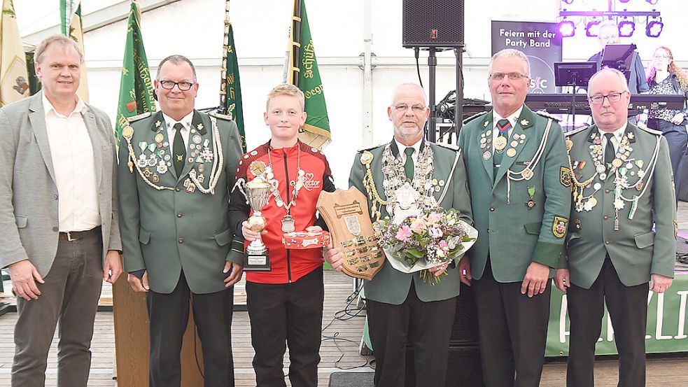 Proklamation des Gemeindekönigs mit (von links): Bürgermeister Thomas Erdwiens, Uwe Menssen, Gemeindejugendkönig Heiko Ihnen (SV Georgsheil), Gemeindekönig Klaas Hildebrandt (Hubertus Süd-Victorbur), Kreisschützenverbandsvorsitzender Jann Rosenboom und Ralf Wienekamp. Foto: privat