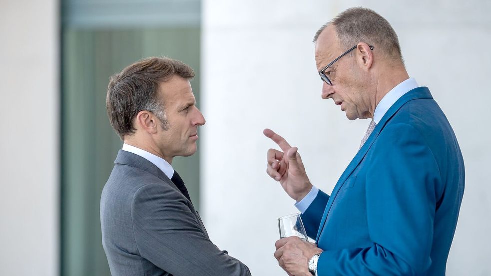 Kanzler Friedrich Merz (CDU) und der französische Präsident Emmanuel Macron beim E5-Gipfel führender europäischer Staaten in Berlin. Foto: Michael Kappeler/dpa