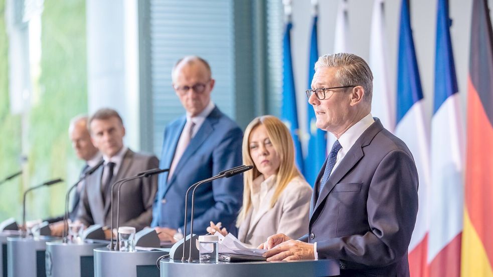 Kanzler Friedrich Merz (CDU) und die Staats- und Regierungschefs von Frankreich, Polen und Italien fanden lobende Worte für den scheidenden Premierminister von Großbritannien, Keir Starmer (rechts). Foto: Michael Kappeler/dpa