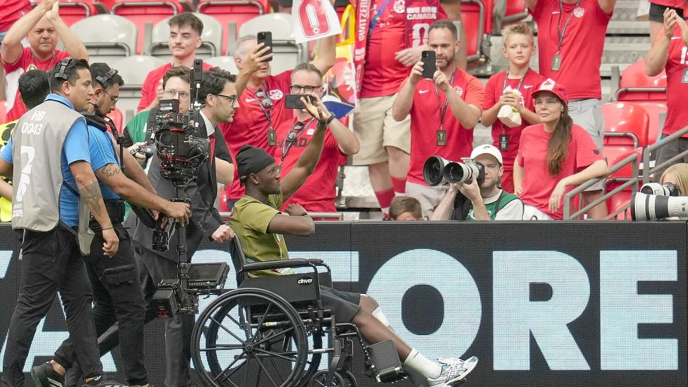 Im Rollstuhl: Koné wird im Stadion begrüßt. Foto: Abbie Parr
