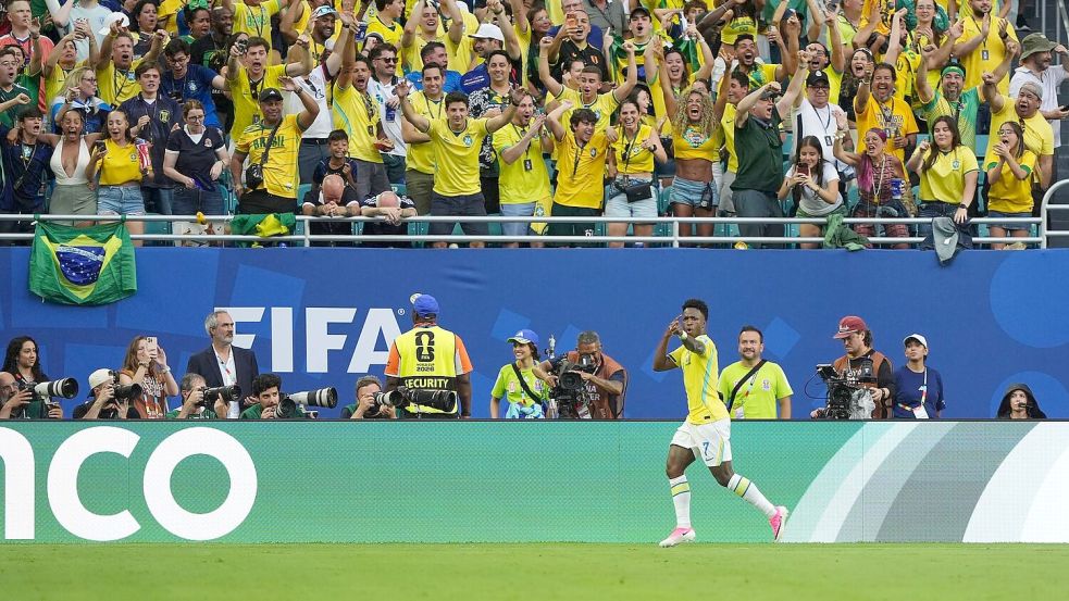 Mann des Spiels: Vinícius Júnior lässt sich von den brasilianischen Fans für sein zweites Tor gegen Schottland feiern. Foto: Andrew Milligan