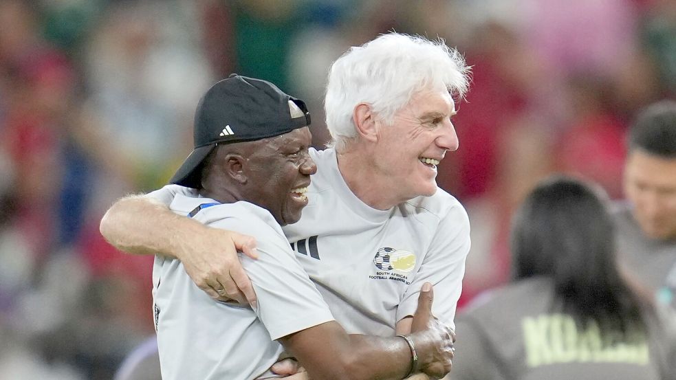 Trainer Hugo Broos (r) hat großen Anteil am historischen Erfolg Südafrikas. Foto: Matias Delacroix
