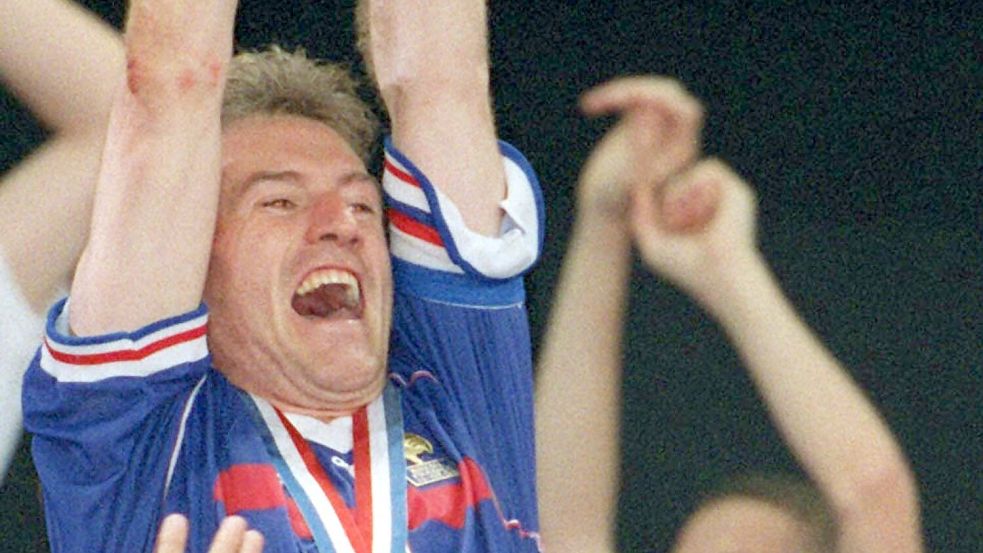 Didier Deschamps krönte sich mit Frankreich 1998 durch ein 3:0 gegen Brasilien zum Weltmeister (Archivbild) Foto: Achim Scheidemann/dpa