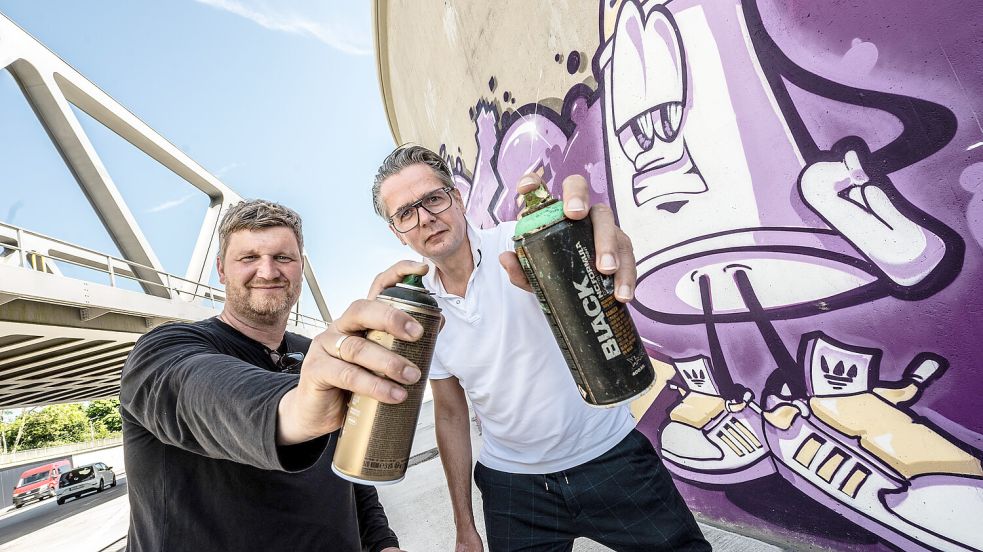 Ingo Oltmanns (links) und Andreas Kutzner vom Graffiti-Verein Ostfriesland holen fast 80 internationale Künstler nach Emden, damit sie die Trogstrecke aufhübschen können. Fotos: Klaus Ortgies