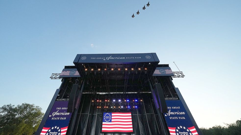 Die versammelte Menge sah in Formation fliegende Kampfjets am Himmel. Foto: Alex Brandon