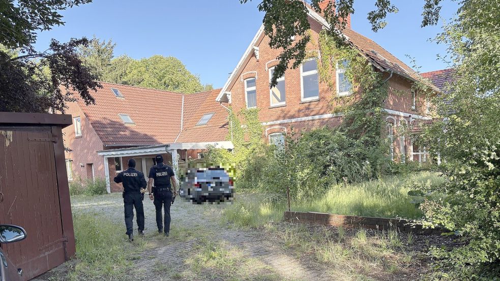 Nachdem am Montag in Schirum ein lebensgefährlich verletzter 20-Jähriger gefunden worden war, durchsuchten Polizeibeamte dieses Haus am Grünen Weg. Foto: Karin Böhmer