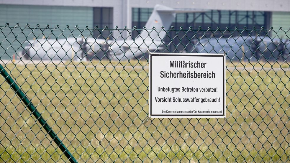 Transportflugzeuge vom Typ Airbus A400M stehen auf dem Fliegerhorst Wunstorf. Deutschland bietet Venezuela Unterstützung an. Foto: Moritz Frankenberg