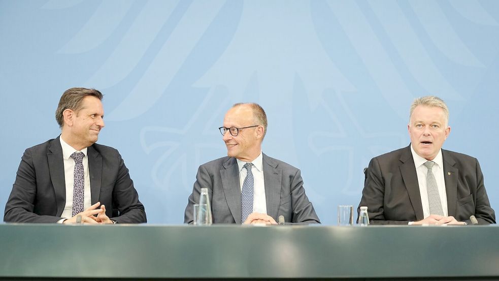 Kanzler Friedrich Merz und die Regierungschefs von Niedersachsen, Olaf Lies (l.), und Rheinland-Pfalz, Gordon Schnieder (r.), stellten die Ergebnisse vor. Foto: Kay Nietfeld/dpa