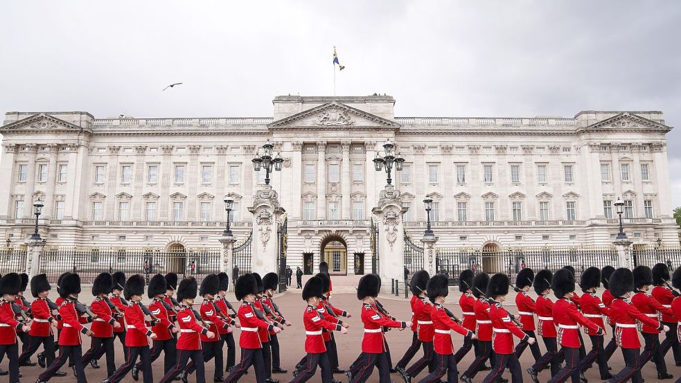 Der Monarch will nach der Renovierung des berühmten Buckingham-Palastes nicht dort wohnen. (Archivbild) Foto: Ben Whitley/PA/AP/dpa