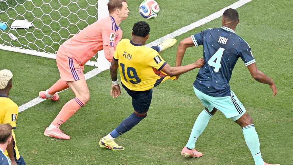 Neuer greift daneben, Ecuador jubelt. Foto: Tom Weller/dpa