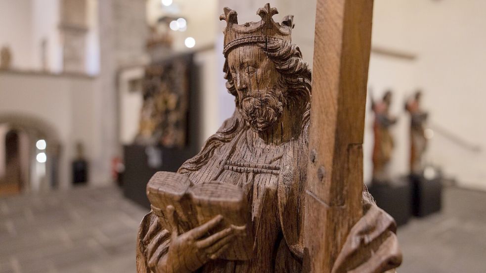 Männlicher Vollbart, aber feingliedrige Finger und weibliche Brust - die Heilige Wilgefortis ist eine androgyne Legendenfigur. Foto: Rolf Vennenbernd