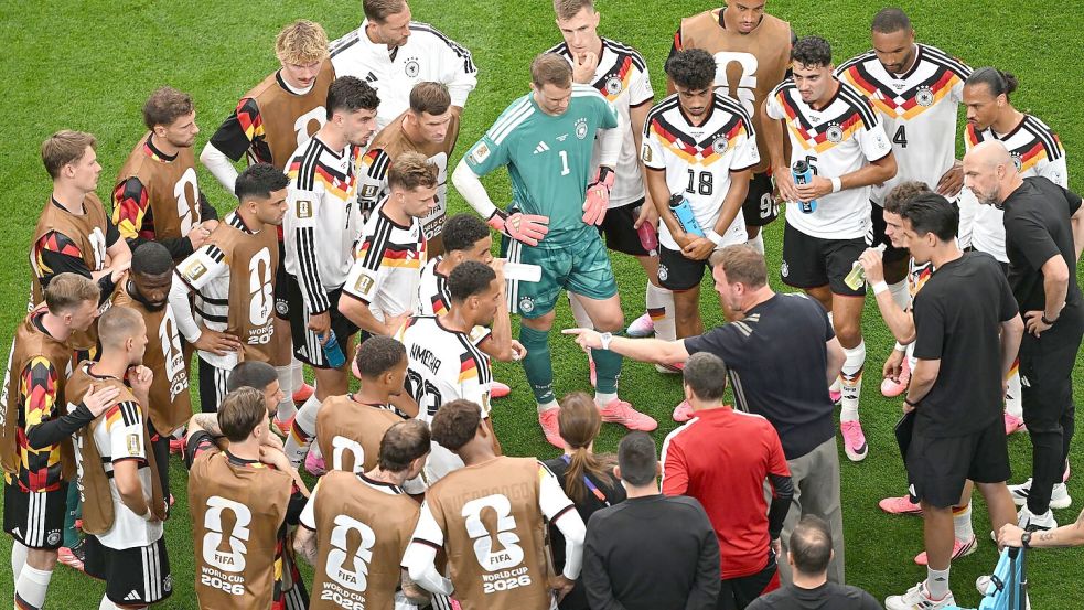 Erste Aufbauarbeit noch auf dem Platz im Finalstadion. Foto: Federico Gambarini/dpa