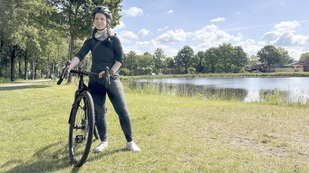 Redakteurin Christin Wetzel mit ihrem Rad. Los geht es für die Tour am Ihler Meer. Foto: Björn Wetzel