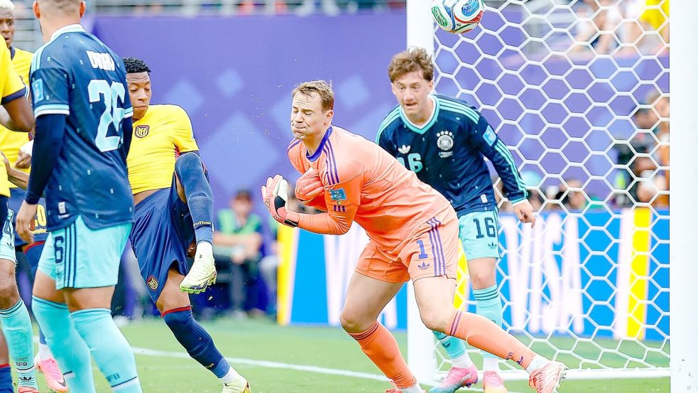 Ups, der Ball landet im Tor. Manuel Neuer weist aber einen Torwartfehler zurück. Foto: Shaquan Woody