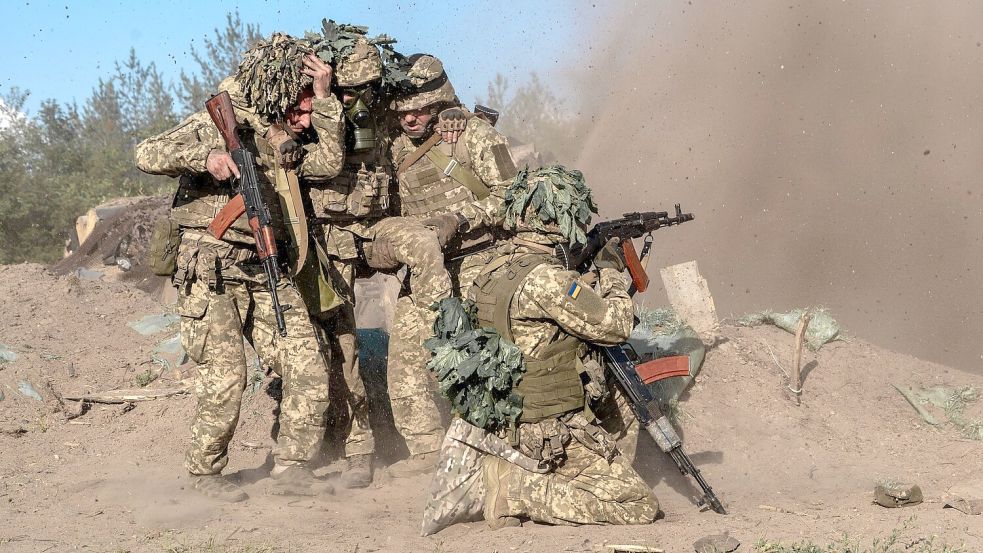 Ukrainische Männer sollen sich einem Einsatz im Krieg gegen Russland künftig schwerer entziehen können. (Archivbild) Foto: Andrii Marienko