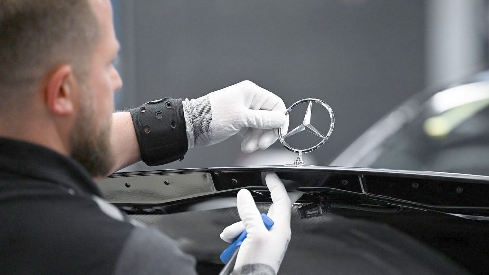 Mercedes-Benz will weiter die Kosten in Deutschland senken. (Archivbild) Foto: Bernd Weißbrod