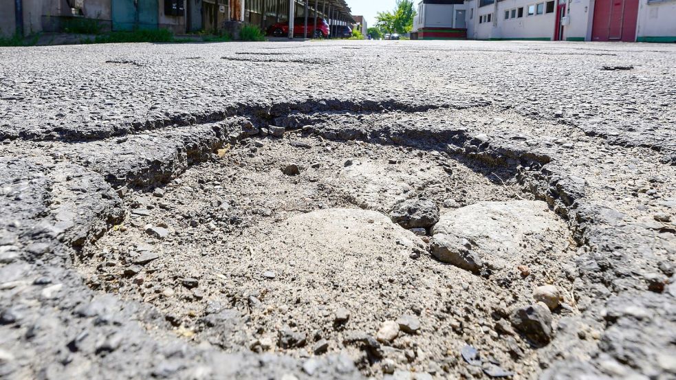 Teilweise verursacht die Hitze Schäden an Straßen. Foto: Patrick Pleul