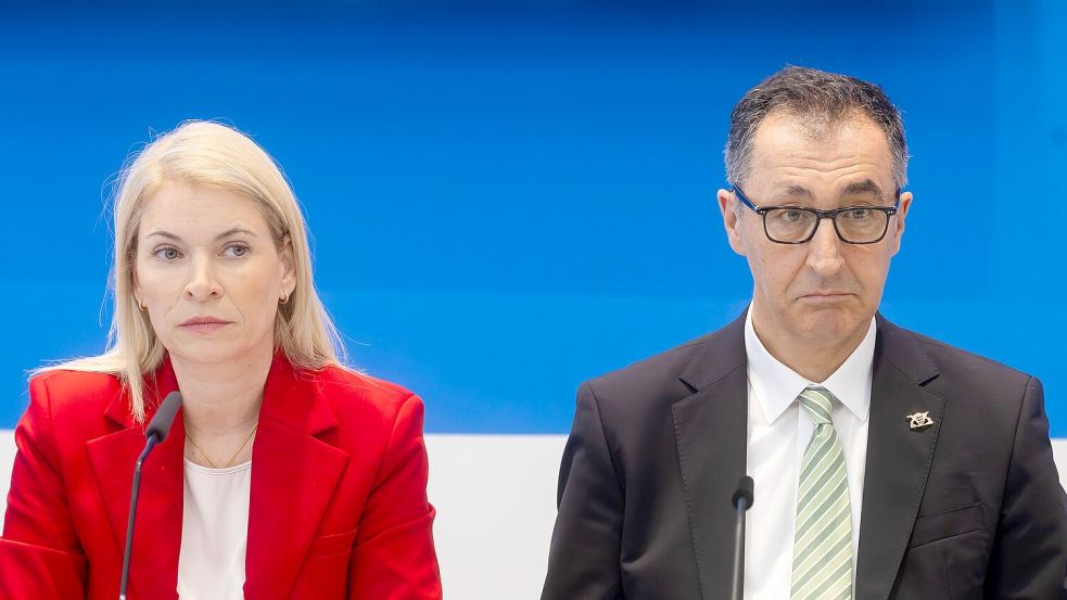 Müssen sich nun um die Probleme von Stuttgart 21 kümmern: Bahnchefin Evelyn Palla und Baden-Württembergs Ministerpräsident Cem Özdemir (Grüne). Foto: Christoph Schmidt