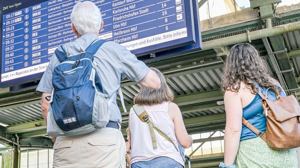 Bei der Bahn kam in der Nacht auf Mittwoch wegen einer Funkstörung der gesamte Zugverkehr zum Erliegen. Am Mttwochmorgen lief der Verkehr wieder an. (Archivbild) Foto: Jason Tschepljakow/dpa