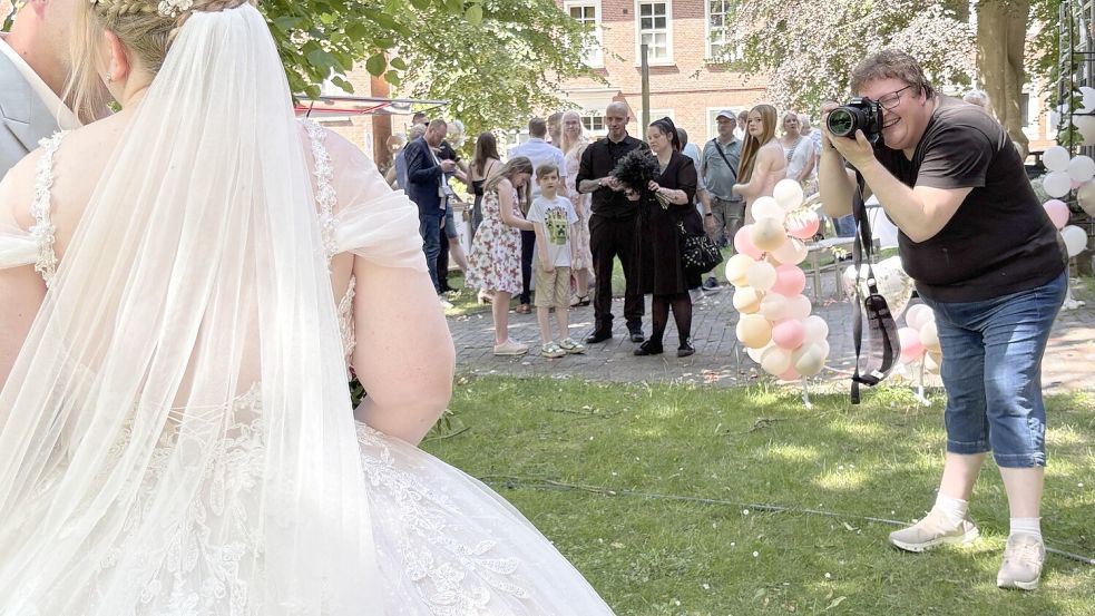 Fotografin Klaudia Oltrop hielt die schönsten Momente der Paare mit der Kamera fest. Foto: Mieke Matthes