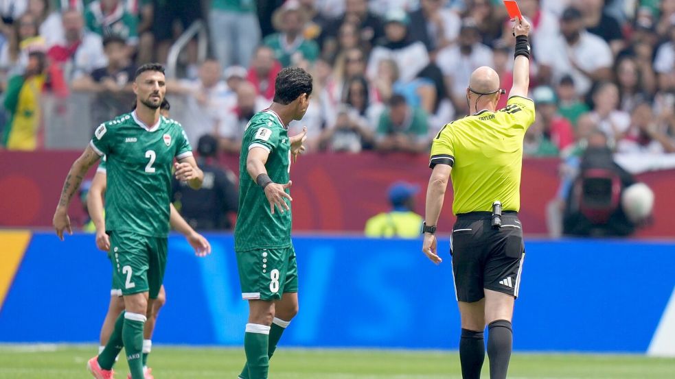 Schiedsrichter Anthony Taylor zeigte nach Videobeweis die Rote Karte. Foto: Stephanie Scarbrough