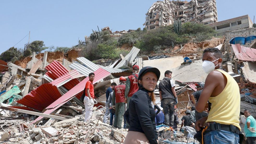 Menschen suchen fieberhaft nach Überlebenden unter den Trümmern. Foto: Javier Campos/