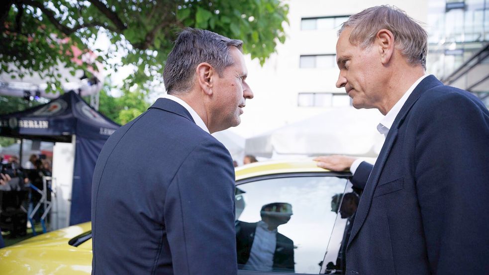 Ministerpräsident Olaf Lies (l.) spricht mit VW-Chef Oliver Blume. Niedersachsen ist zweitgrößter Anteilseigner des Konzerns, Lies sitzt für das Land im Aufsichtsrat. (Archivbild) Foto: Carsten Koall/dpa