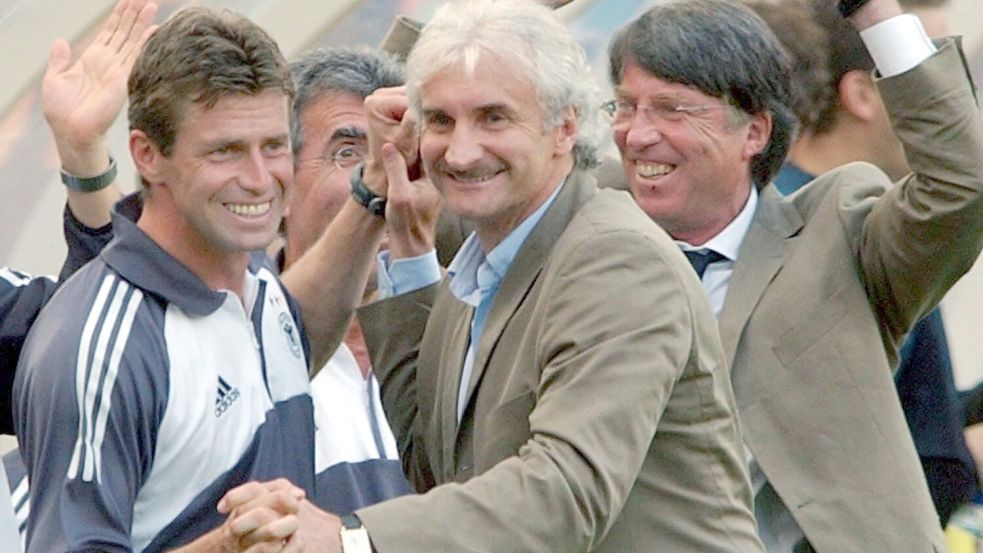 2002 feierte Rudi Völler als DFB-Teamchef einen Sieg gegen Paraguay. (Archivbild) Foto: picture alliance / dpa