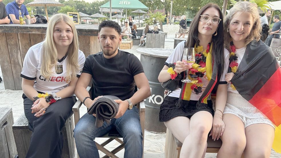 Stilecht mit Trikots und den Nationalfahnen: Beim Northbound am Badesee in Tannenhausen verfolgten zahlreiche Fußballfans das Spiel der Deutschen Nationalelf gegen Ecuador. Foto: Rebecca Schröder